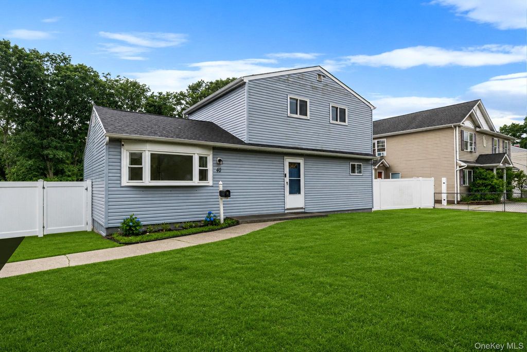 40 E Oakdale Street, Bay Shore, NY 11706 — photo 3
