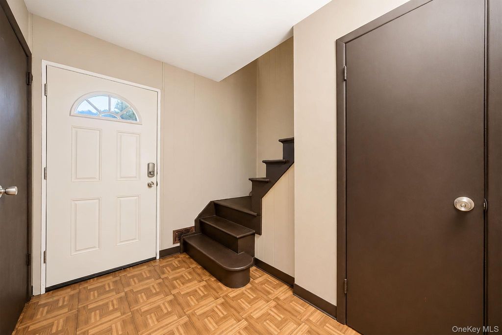 40 E Oakdale Street, Bay Shore, NY 11706 — photo 4