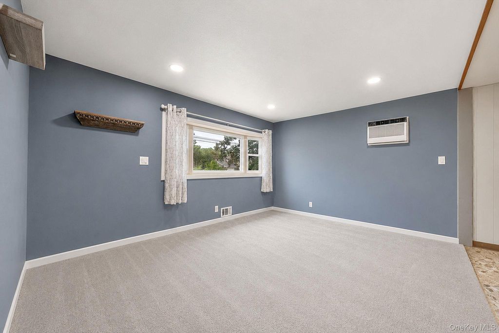 40 E Oakdale Street, Bay Shore, NY 11706 — photo 5