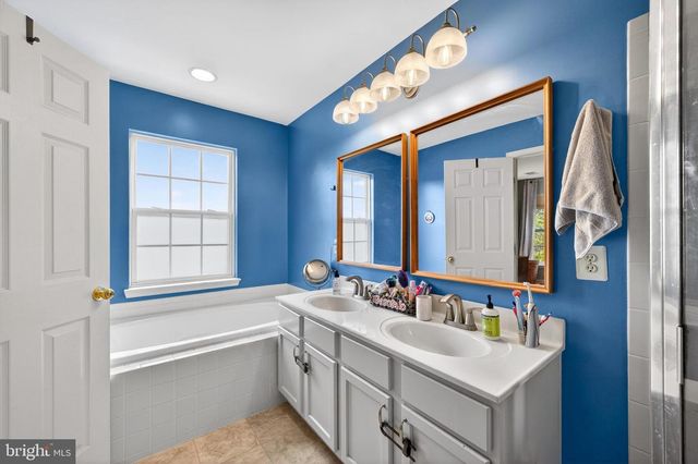 612 FRONTIER FORT LN, Strasburg, VA 22657