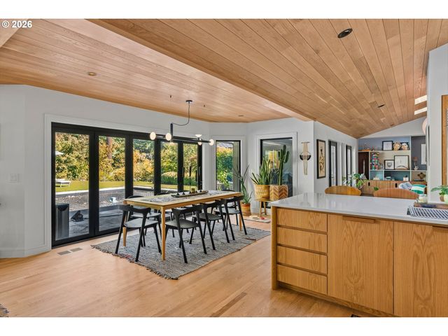 1545 S MARY FAILING Ct, Portland, OR 97219