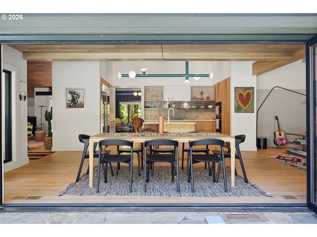1545 S MARY FAILING Ct, Portland, OR 97219