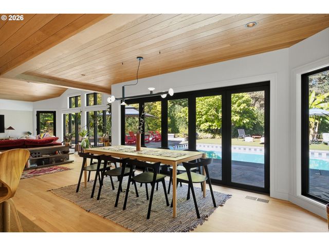 1545 S MARY FAILING Ct, Portland, OR 97219