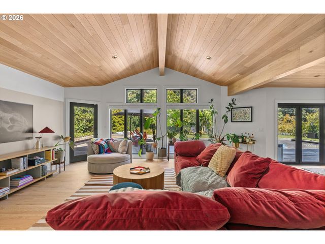 1545 S MARY FAILING Ct, Portland, OR 97219
