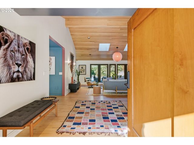 1545 S MARY FAILING Ct, Portland, OR 97219