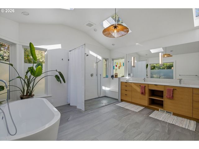 1545 S MARY FAILING Ct, Portland, OR 97219