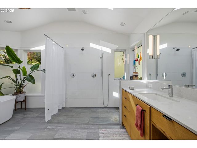 1545 S MARY FAILING Ct, Portland, OR 97219