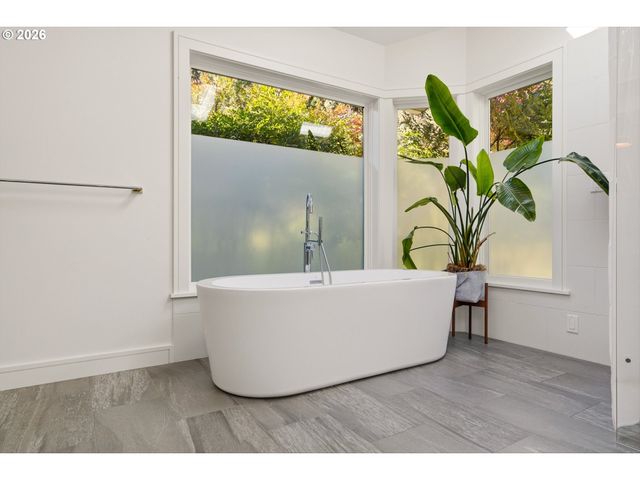 1545 S MARY FAILING Ct, Portland, OR 97219