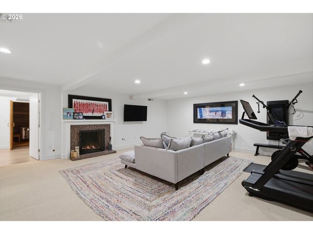 1545 S MARY FAILING Ct, Portland, OR 97219