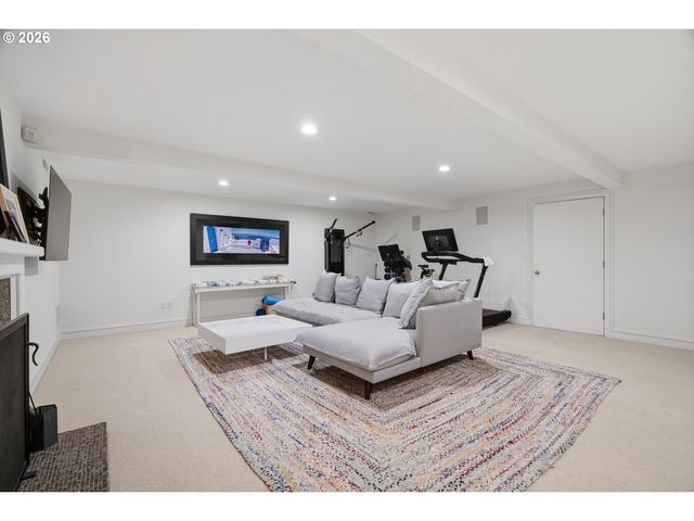 1545 S MARY FAILING Ct, Portland, OR 97219