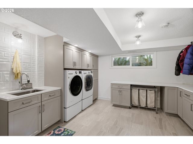 1545 S MARY FAILING Ct, Portland, OR 97219