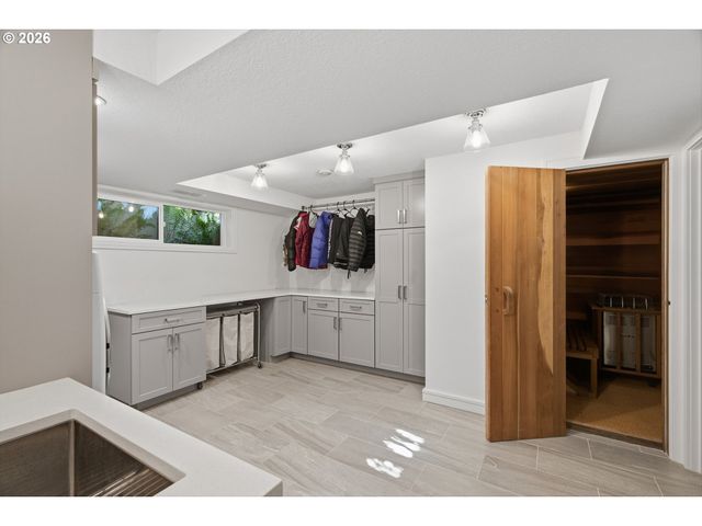 1545 S MARY FAILING Ct, Portland, OR 97219