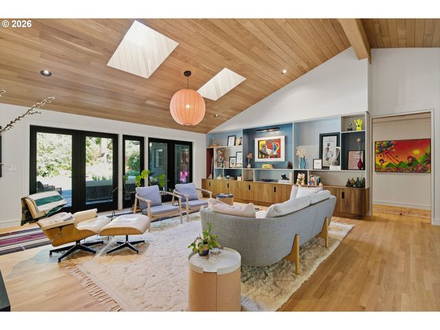 1545 S MARY FAILING Ct, Portland, OR 97219