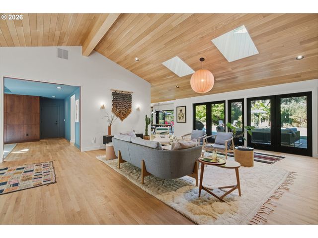 1545 S MARY FAILING Ct, Portland, OR 97219