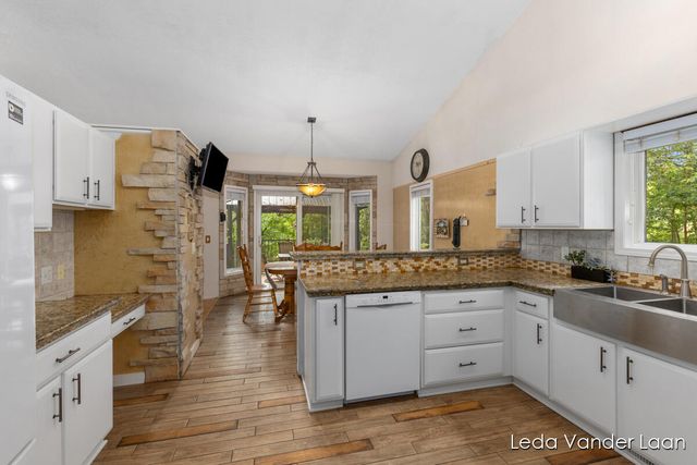 9520 Hidden Bluff Drive, Rockford, MI 49341