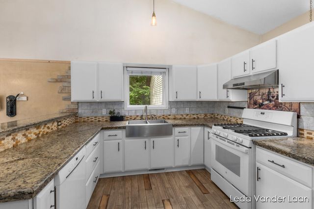 9520 Hidden Bluff Drive, Rockford, MI 49341