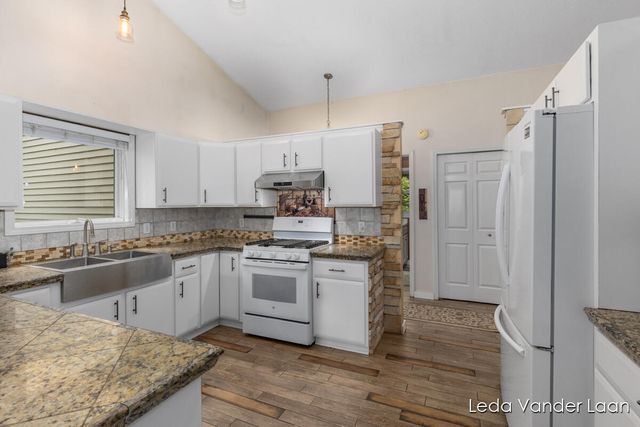 9520 Hidden Bluff Drive, Rockford, MI 49341