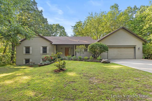 9520 Hidden Bluff Drive, Rockford, MI 49341