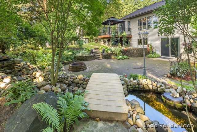 9520 Hidden Bluff Drive, Rockford, MI 49341