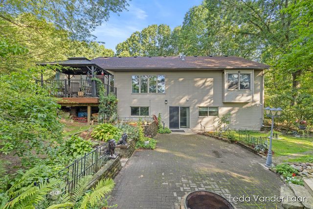 9520 Hidden Bluff Drive, Rockford, MI 49341