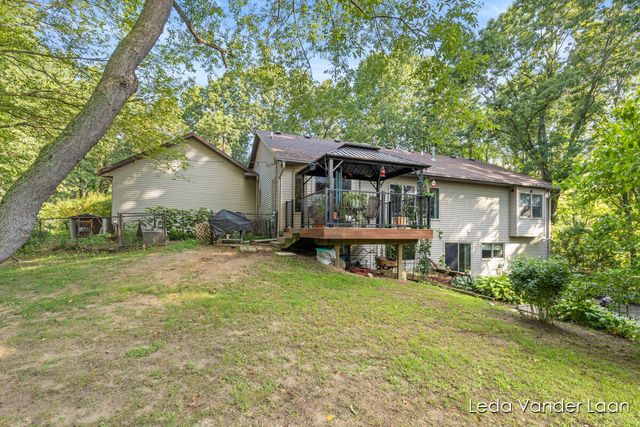 9520 Hidden Bluff Drive, Rockford, MI 49341