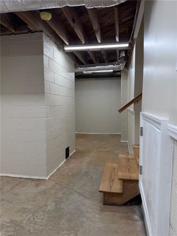 2701 Tudor Road, Winston-salem, NC 27106