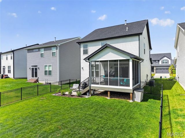 9038 Camino Trail, St Charles, MO 63304