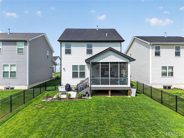 9038 Camino Trail, St Charles, MO 63304