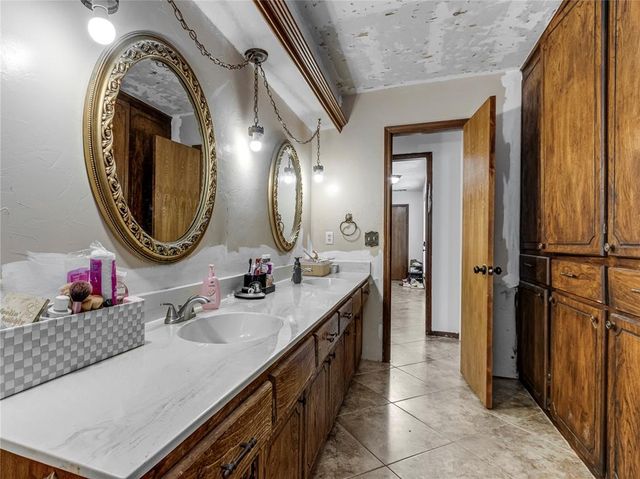 32 Corona Drive, Oklahoma City, OK 73149
