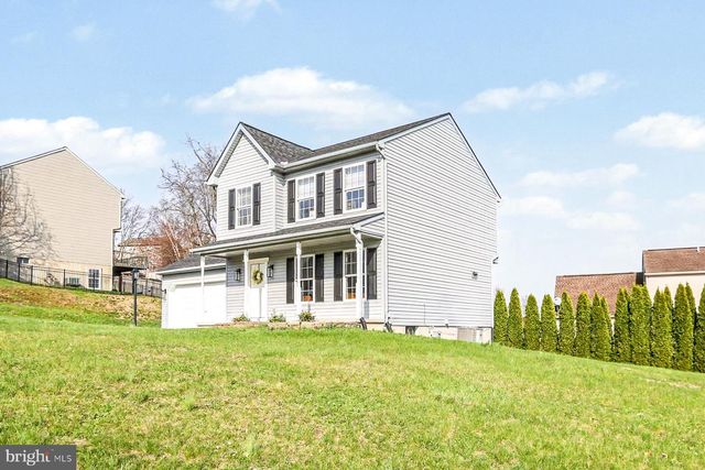 55 BURBERRY LN, Mount Wolf, PA 17347