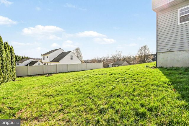 55 BURBERRY LN, Mount Wolf, PA 17347