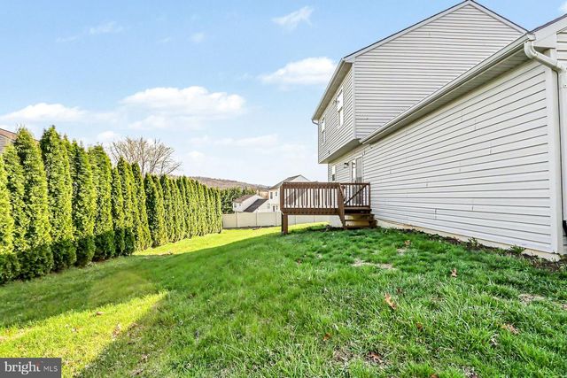 55 BURBERRY LN, Mount Wolf, PA 17347