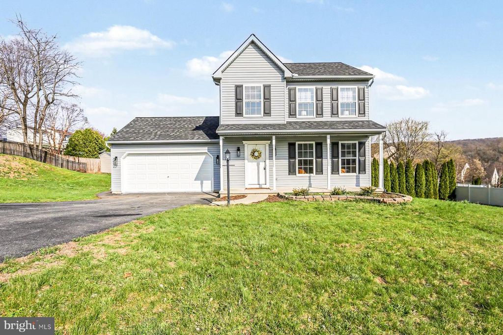55 BURBERRY LN, Mount Wolf, PA 17347