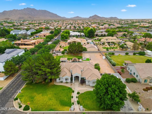 2695 E COUNTRY SHADOWS Court, Gilbert, AZ 85298