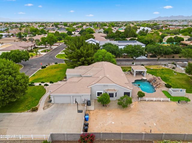 2695 E COUNTRY SHADOWS Court, Gilbert, AZ 85298