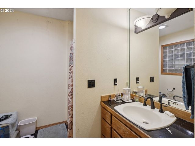 3904 Ne STOUGHTON Rd, La Center, WA 98629