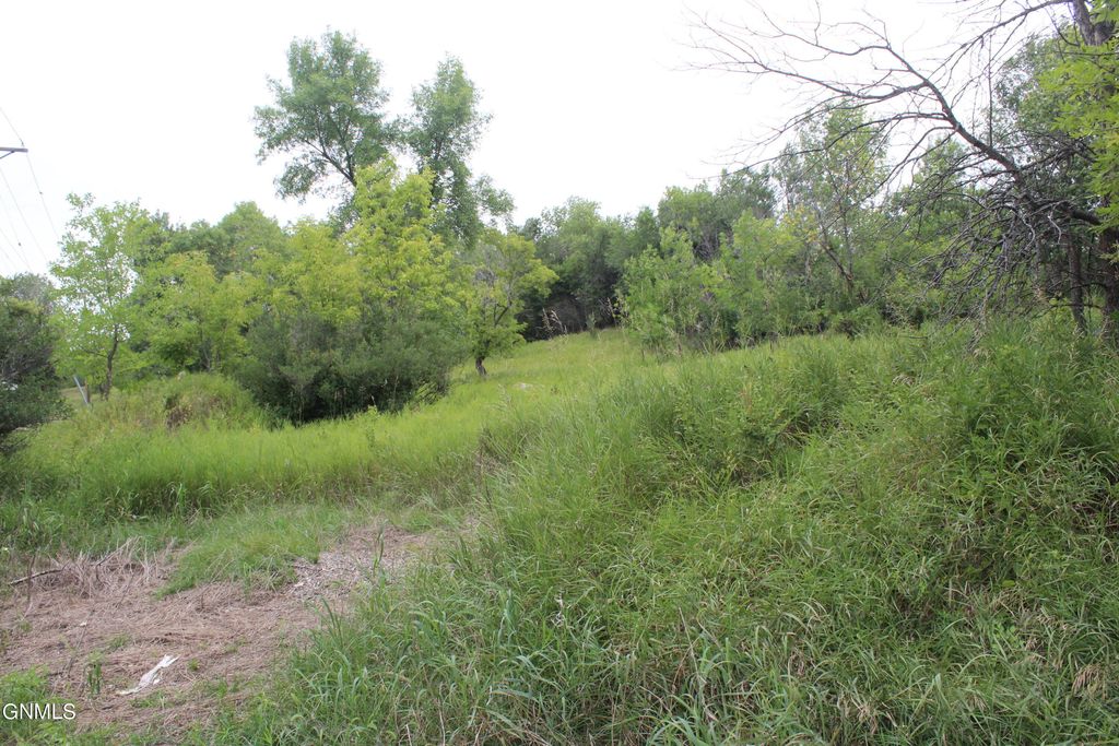 207 11th Street NE, Jamestown, ND 58401 photo 2