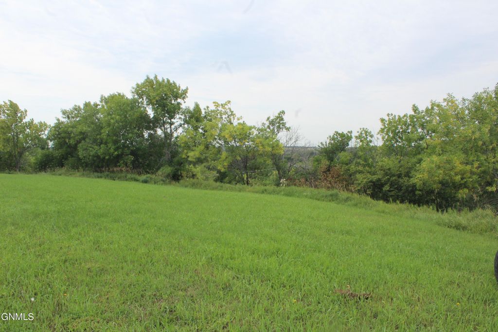 207 11th Street NE, Jamestown, ND 58401 photo 9