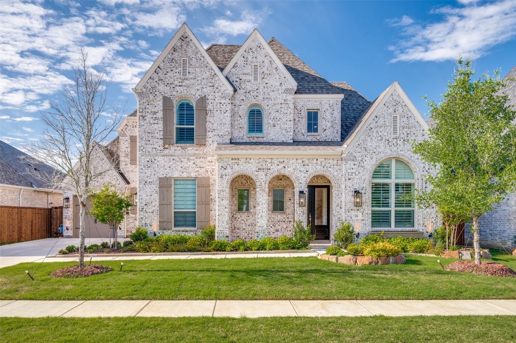 616 Saddle Crest Drive, Aubrey, TX 76227