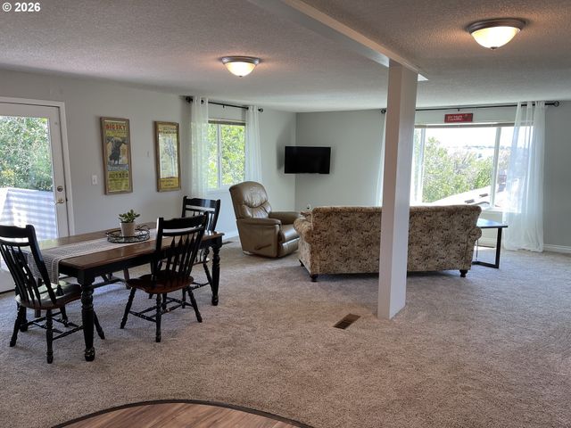 704 Nw 4TH St, Pendleton, OR 97801