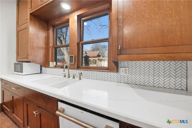 306 N Avenue E, Shiner, TX 77984