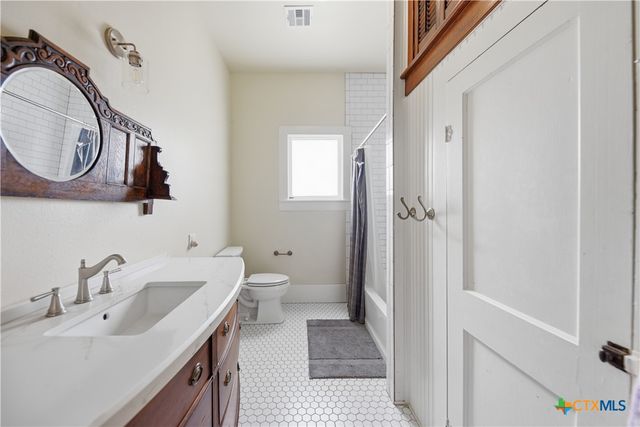 306 N Avenue E, Shiner, TX 77984