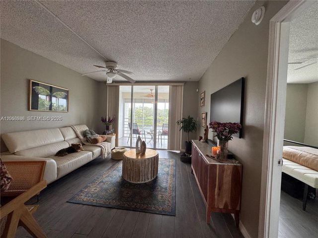 9450 Poinciana Place 405, Davie, FL 33324