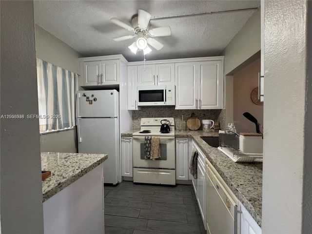 9450 Poinciana Place 405, Davie, FL 33324