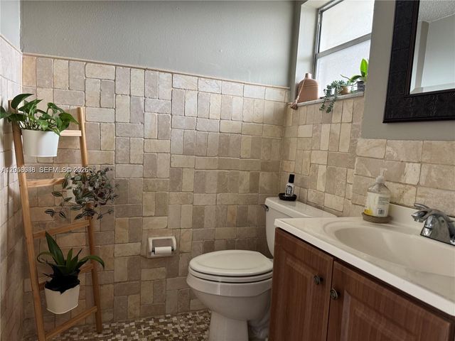 9450 Poinciana Place 405, Davie, FL 33324