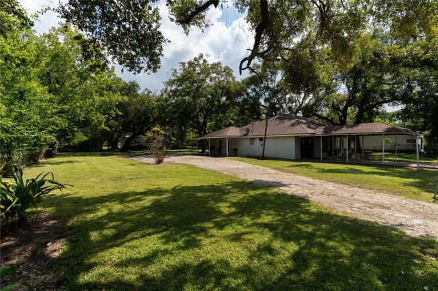 417 Hardy Street, Clute, TX 77531