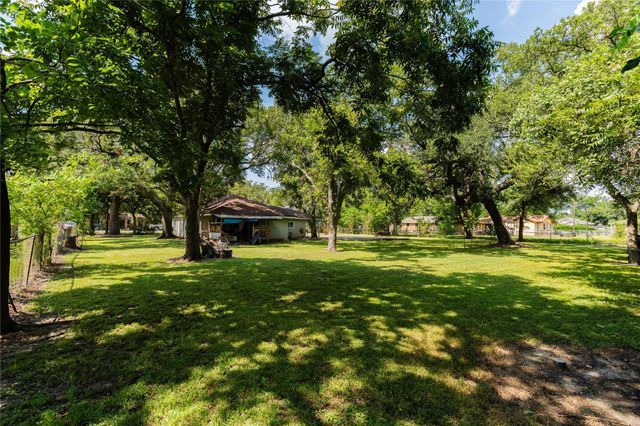 417 Hardy Street, Clute, TX 77531