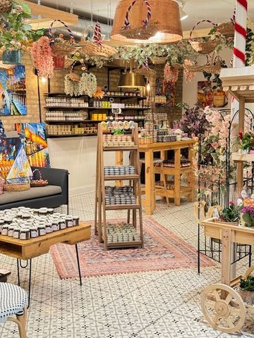 2564 N clark Street, Chicago, IL 60614