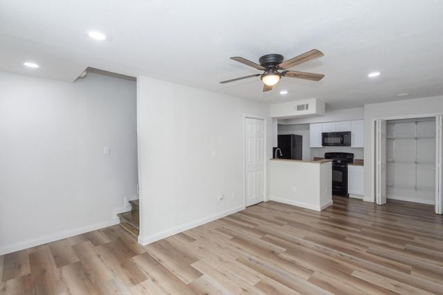 2110 Wilcrest Drive 112, Houston, TX 77042