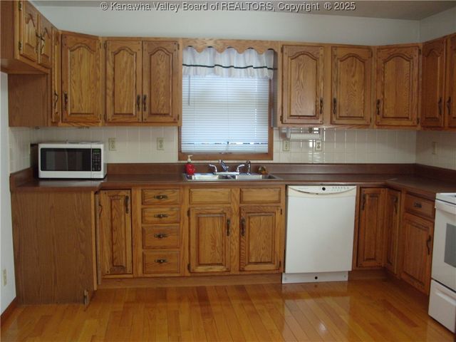 717 4th Avenue, Montgomery, WV 25136